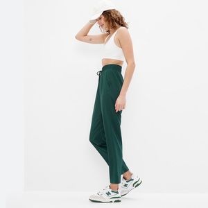 💚🌲💚 NWT Hunter Green Gapfit High Rise Runaround Pant Size Small